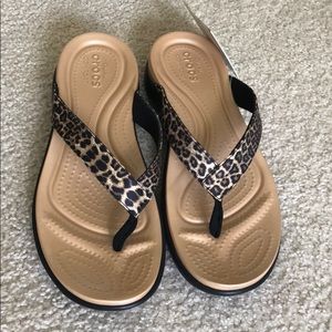 Crocs Flip Flops Capri V in leopard print size 10